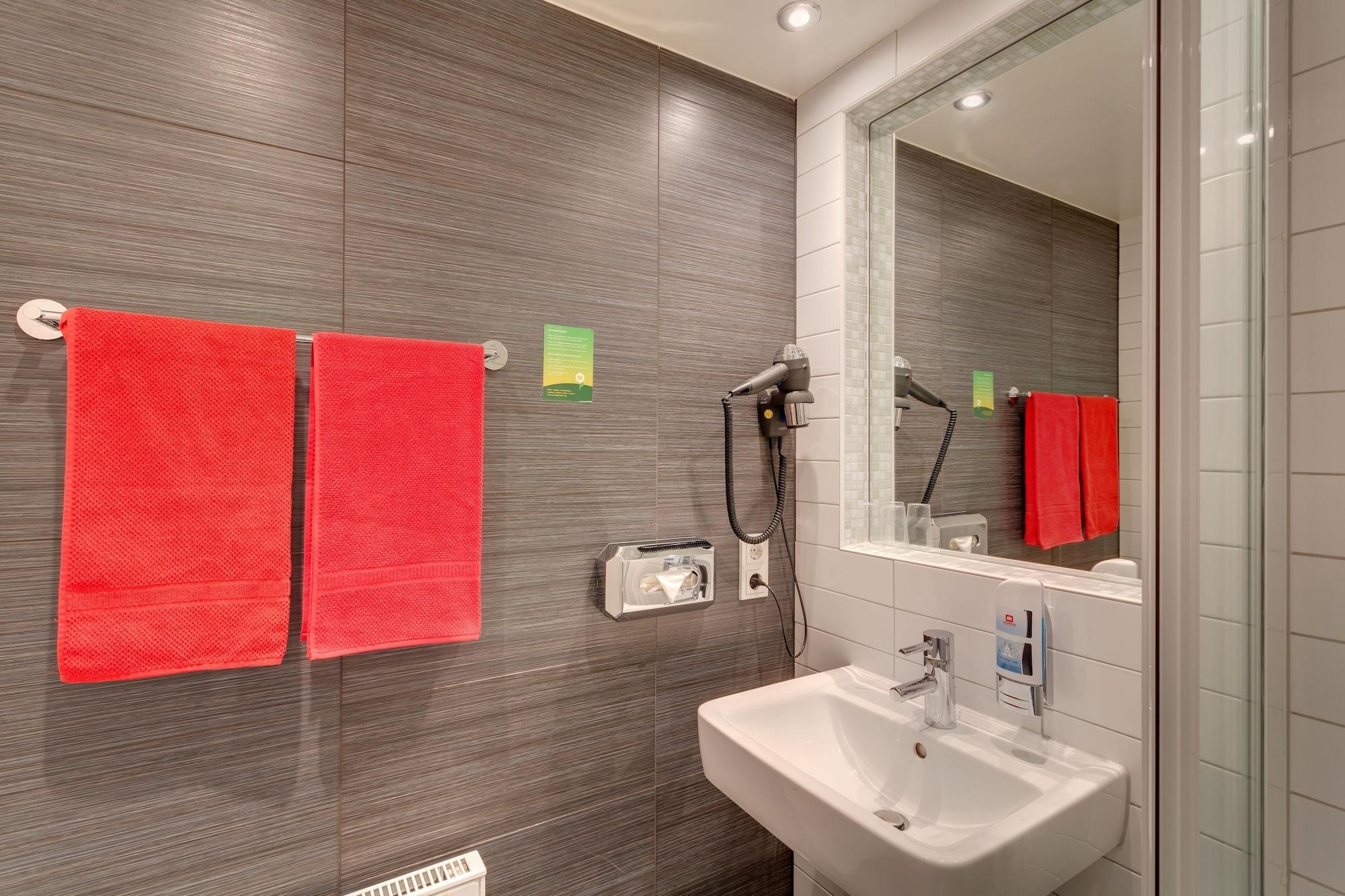 Meininger Hotel Berlin Hauptbahnhof Esterno foto