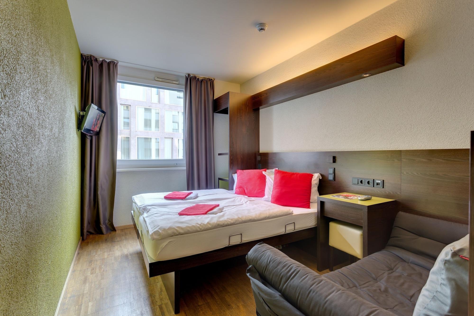 Meininger Hotel Berlin Hauptbahnhof Esterno foto