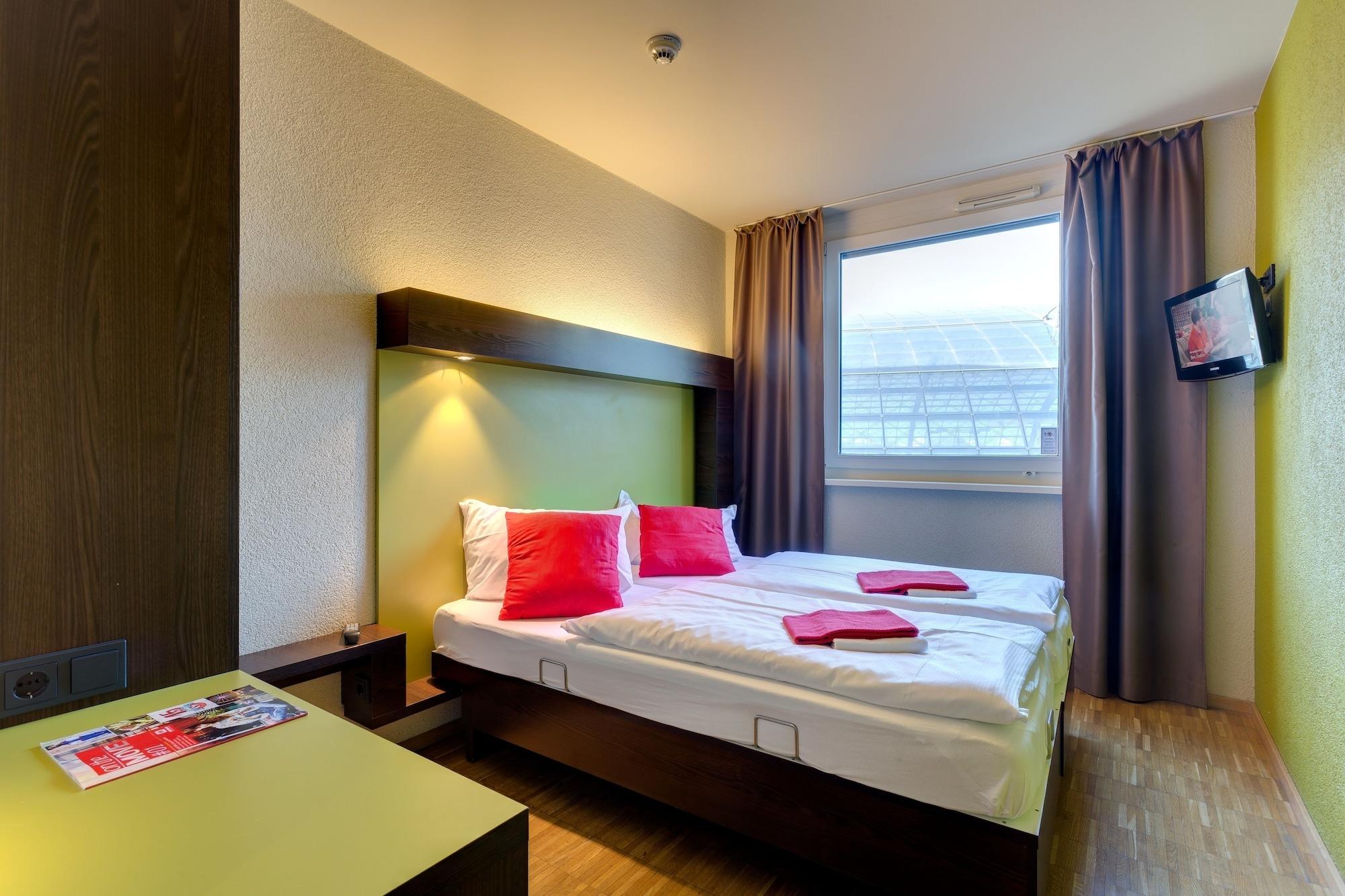Meininger Hotel Berlin Hauptbahnhof Esterno foto