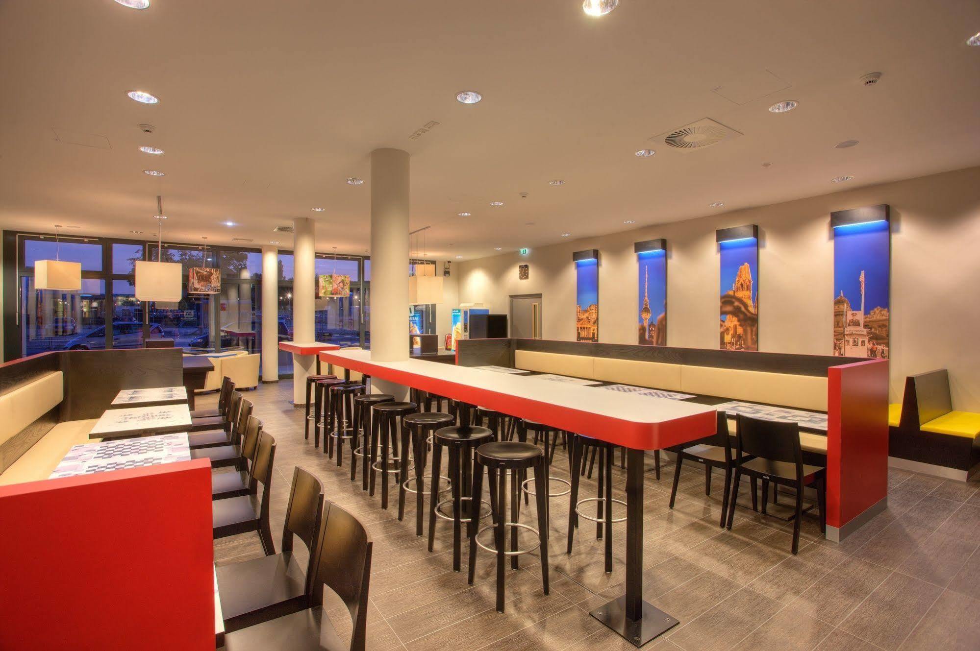 Meininger Hotel Berlin Hauptbahnhof Esterno foto