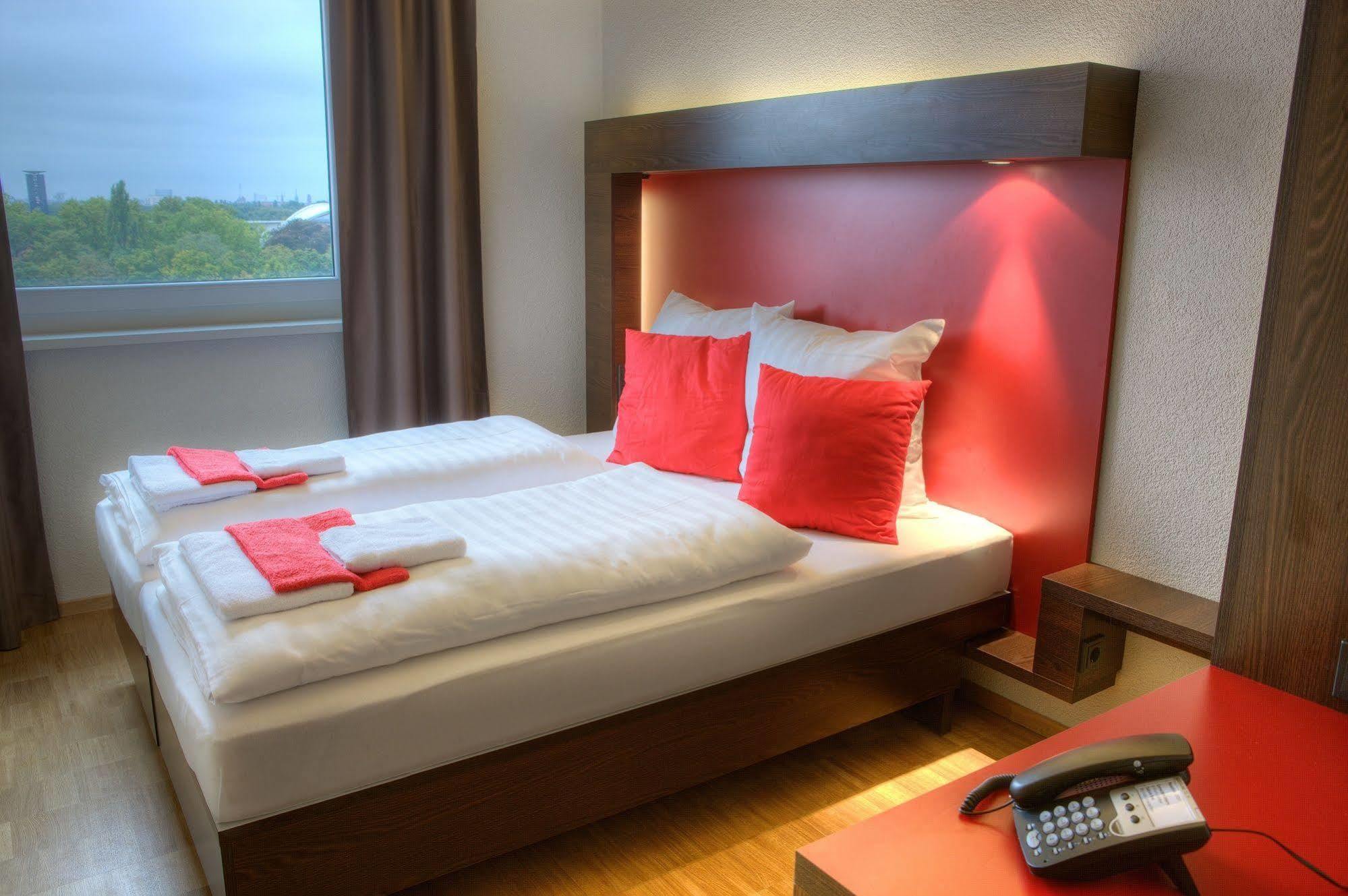 Meininger Hotel Berlin Hauptbahnhof Esterno foto