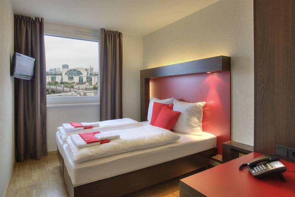 Meininger Hotel Berlin Hauptbahnhof Esterno foto