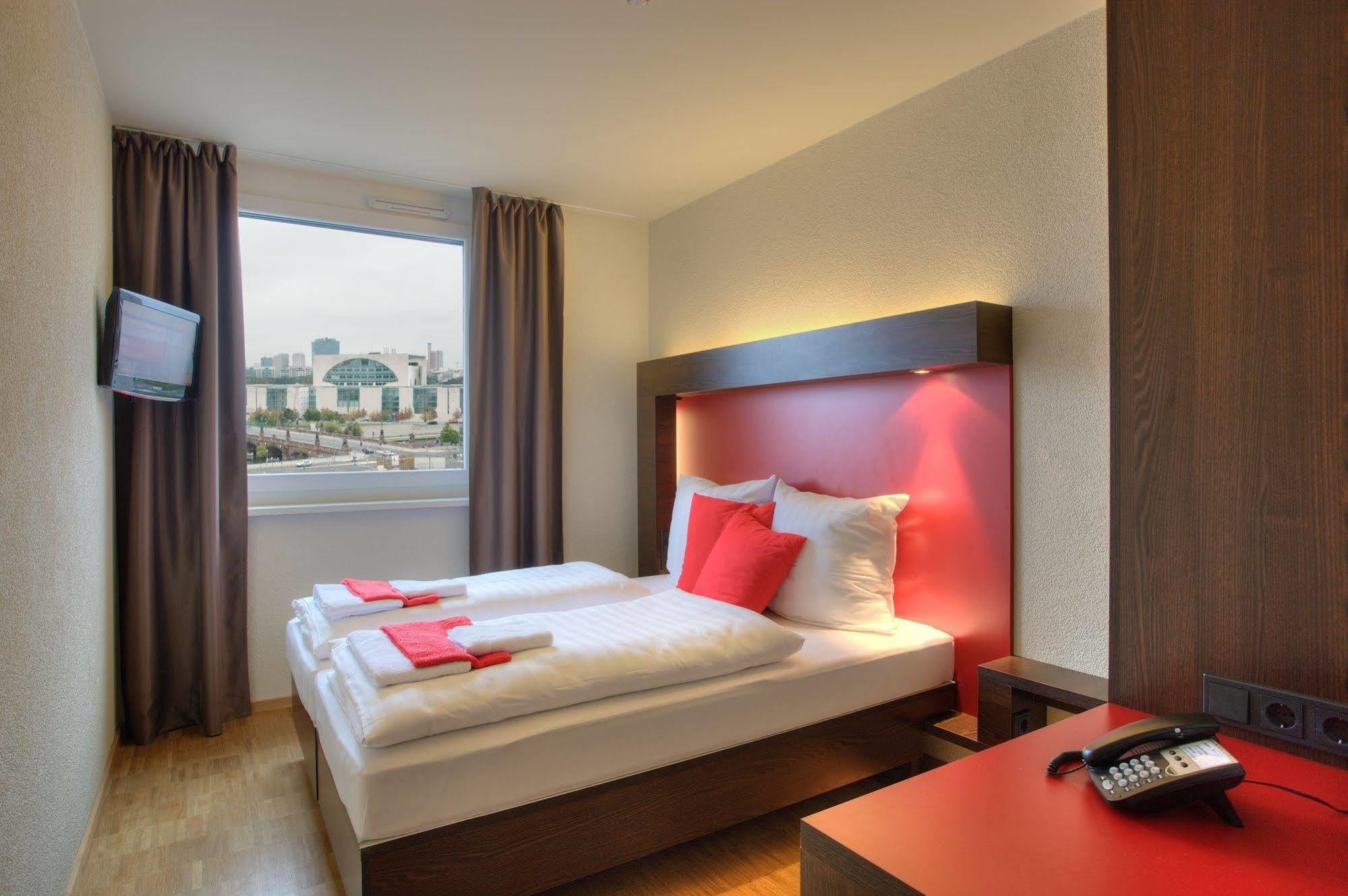 Meininger Hotel Berlin Hauptbahnhof Esterno foto