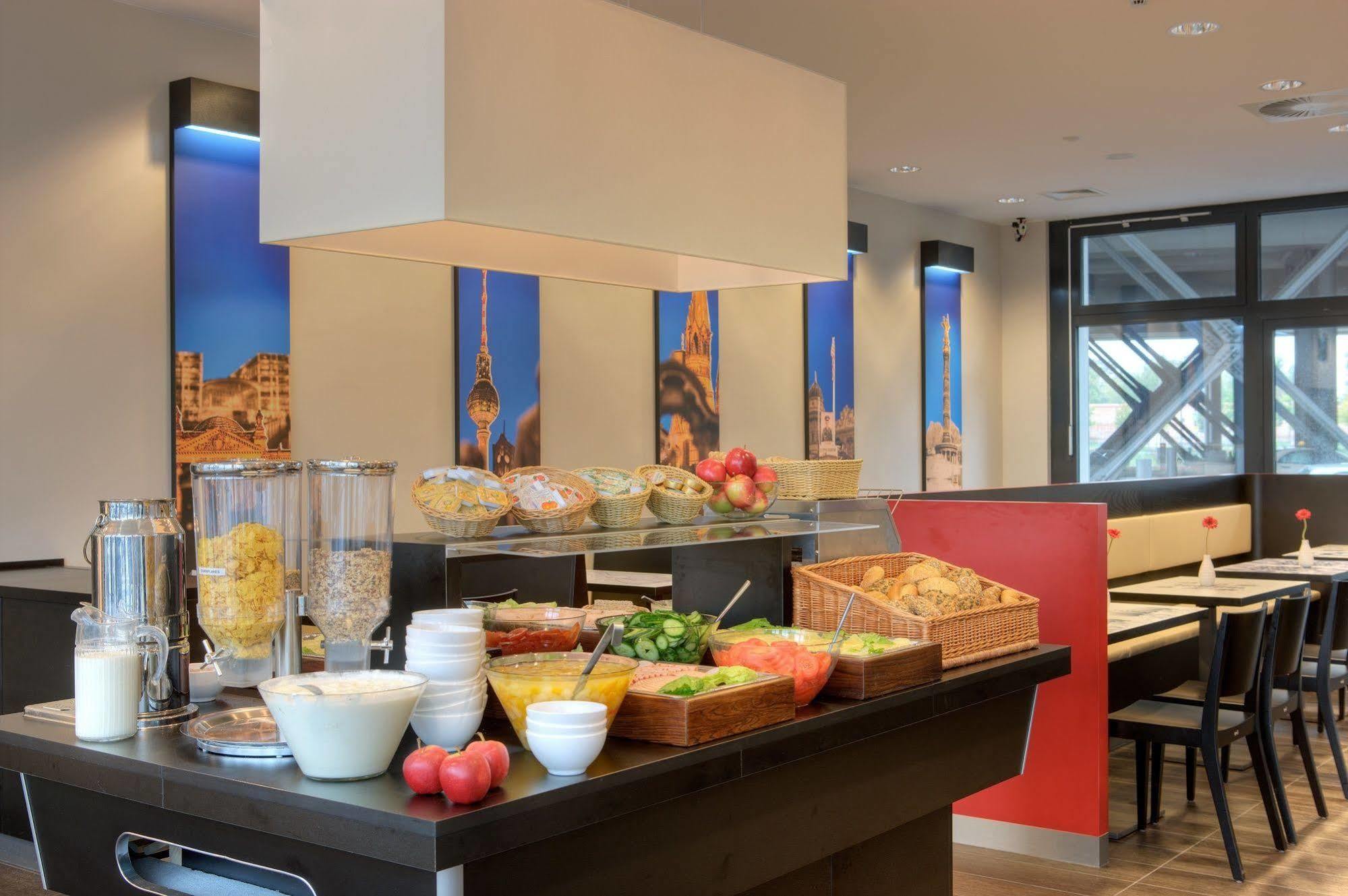 Meininger Hotel Berlin Hauptbahnhof Esterno foto