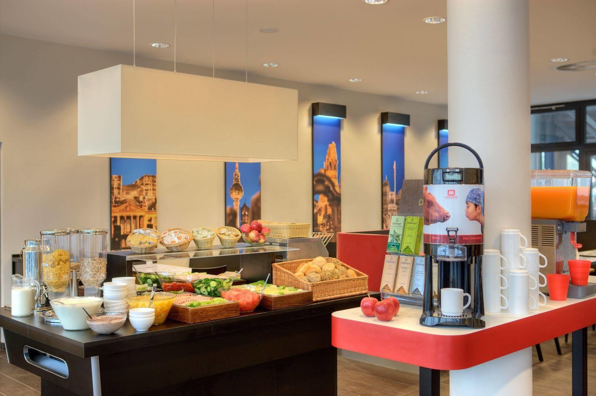 Meininger Hotel Berlin Hauptbahnhof Esterno foto