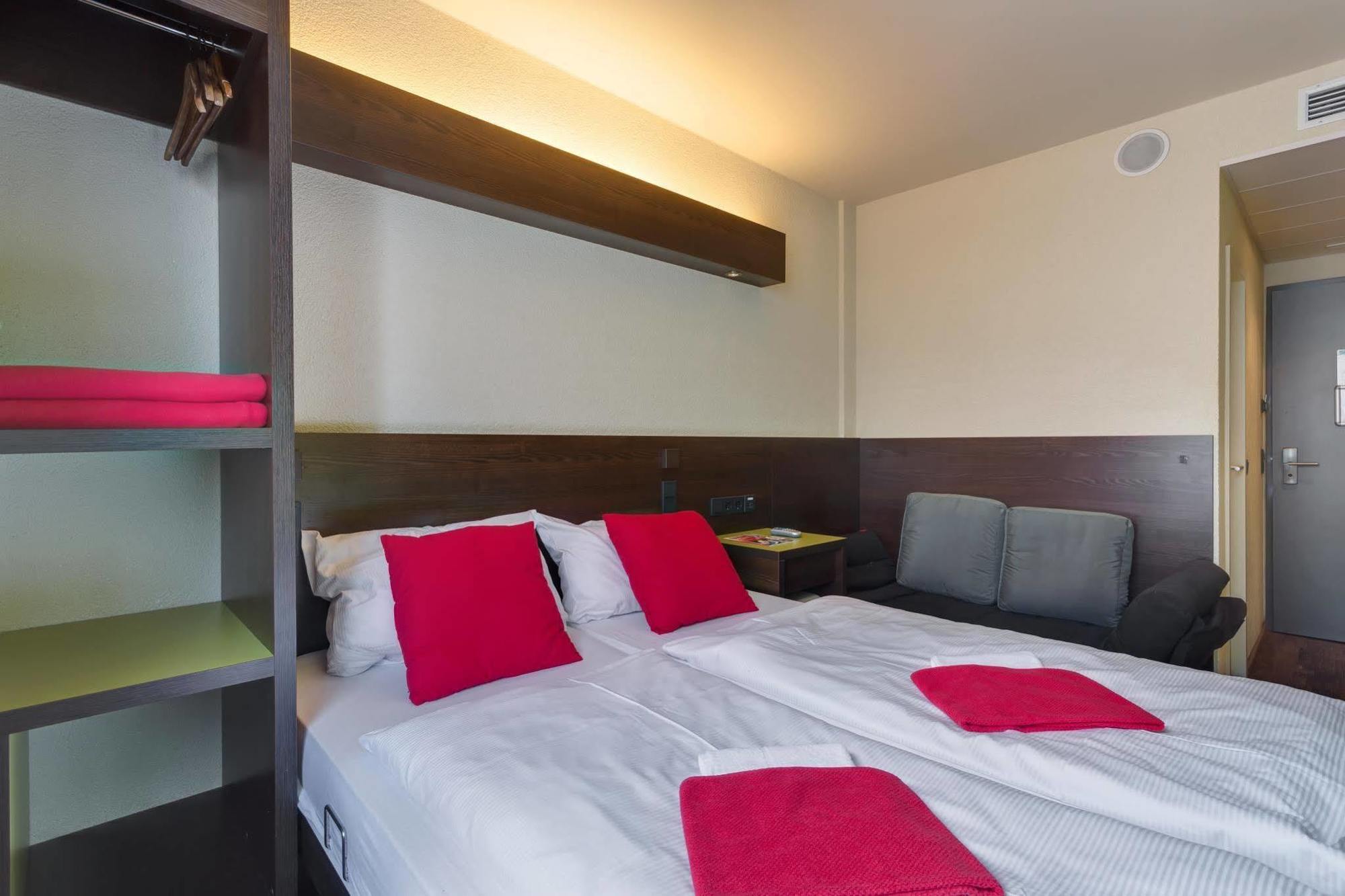 Meininger Hotel Berlin Hauptbahnhof Esterno foto